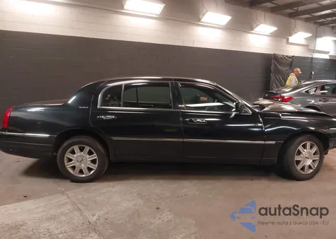 2010 Lincoln Town Car Executive L from USA, damaged, VIN 2LNBL8EV7AX610379